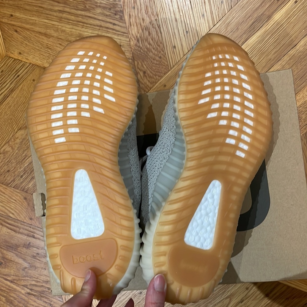 Authentic Adidas Yeezy 350 v2 sesame - Picture 5 of 7